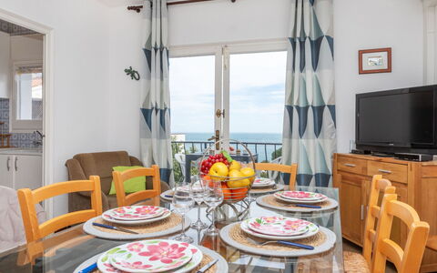 Geranis: Mobilia, Sedia, Interior Design, Tavolo, Pavimentazione, Cucina & Sala Da Pranzo Tavolo, Pavimento, Camera, Mare, Sala Da Pranzo