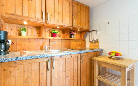 Roses 940: Controsoffitto, Cabinetry, Cucina, Camera, Mobilia, Proprietà, Costruzione, Casa, Color Legno, Interior Design