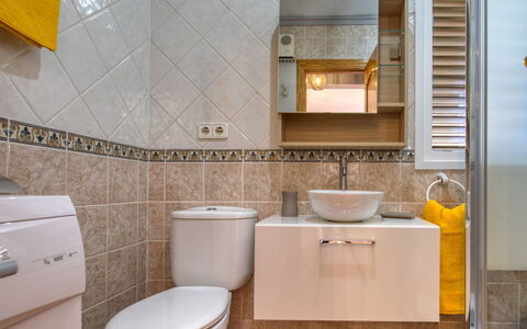 La Felicidad: Bagno, Proprietà, Piastrella, Camera, Gabinetto, Pavimento, Giallo, Interior Design, Lavello, Toilet Seat