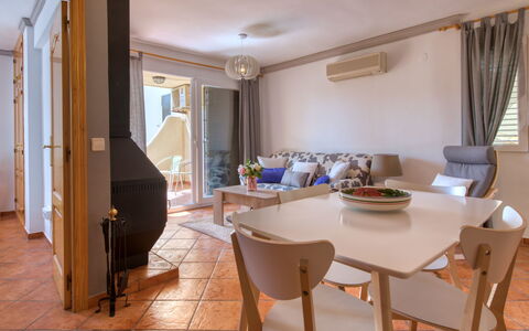 La Felicidad: Camera, Proprietà, Mobilia, Costruzione, Interior Design, Pavimento, Tavolo, Sala Da Pranzo, Casa, Immobiliare