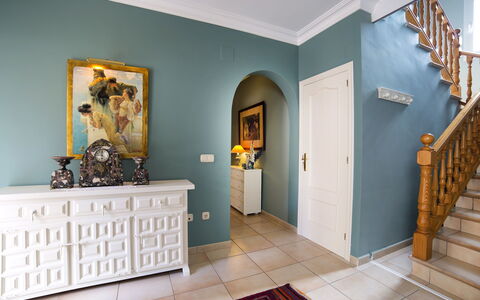Villa Albert: Proprietà, Blu, Camera, Soffitto, Interior Design, Pavimento, Costruzione, Parete, Mobilia, Turchese