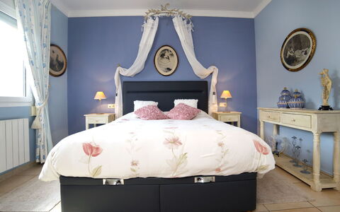 Villa Albert: Camera Da Letto, Mobilia, Letto, Camera, Telaio Del Letto, Proprietà, Interior Design, Lenzuolo, Materasso, Parete