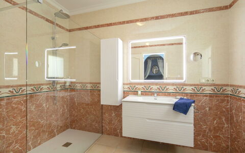 Villa Albert: Idraulico Fixture, Pavimentazione, Pavimento, Lavello, Interior Design, Idraulico, Piastrella, Rubinetto, Bagno, Lavandino Del Bagno