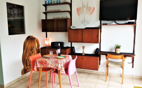 Le Fronton: Tavolo, Mobilia, Sedia, Pianta Della Casa, Interior Design, Televisione, Arancia, Soggiorno, Legna, Elettrodomestico