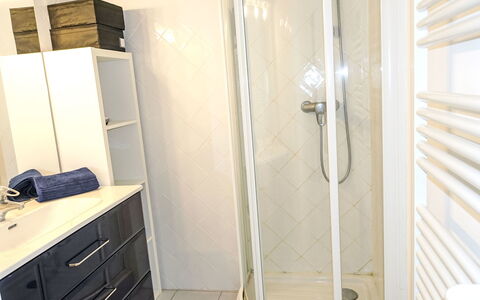 Les Mas de la Mer: Pavimentazione, Idraulico Fixture, Pavimento, Interior Design, Bagno, Idraulico, Camera, Lavandino Del Bagno, Rubinetto, Lavello