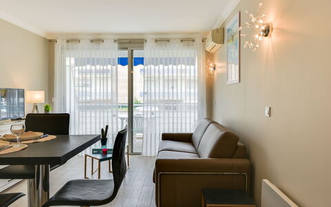 Le Beach Garden: Camera, Interior Design, Proprietà, Mobilia, Costruzione, Soggiorno, Pavimento, Casa, Soffitto, Immobiliare