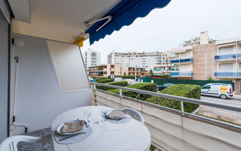 Le Beach Garden: Proprietà, Architettura, Immobiliare, Camera, Costruzione, Appartamento, Balcone, Casa, Interior Design, Condominio