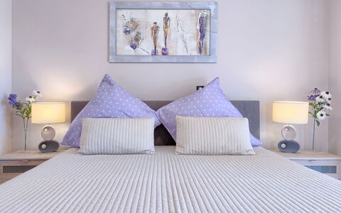 Villa Valentina: Camera Da Letto, Letto, Camera, Mobilia, Lenzuolo, Blu, Telaio Del Letto, Bedding, Proprietà, Viola