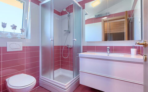 Villa Valentina: Specchio, Idraulico Fixture, Proprietà, Rubinetto, Lavello, Mobiletto Del Bagno, Costruzione, Viola, Bagno