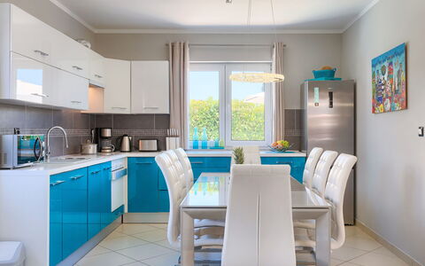 Villa Valentina: Mobilia, Cabinetry, Tavolo, Controsoffitto, Finestra, Sedia, Blu, Cucina, Lavello