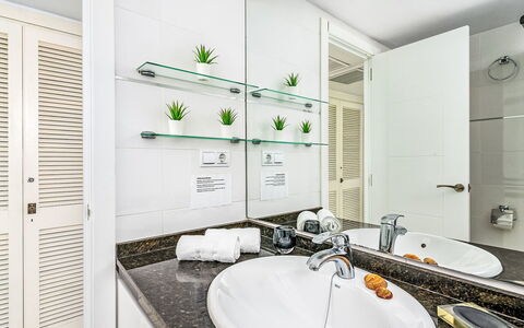 O.house: Interior Design, Idraulico Fixture, Bagno, Pavimentazione, Lavello, Controsoffitto, Lavandino Del Bagno, Rubinetto, Pavimento, Idraulico