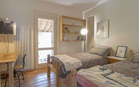 Paradiso: Camera Da Letto, Mobilia, Letto, Camera, Proprietà, Lenzuolo, Telaio Del Letto, Pavimento, Interior Design, Bedding