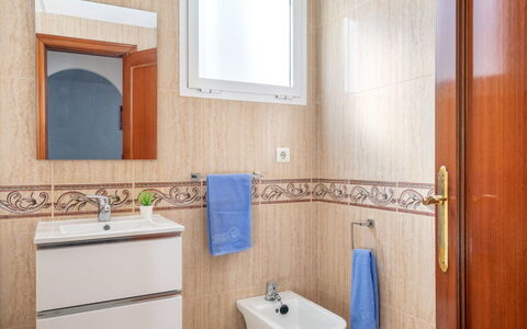 Los Nadales: Marrone, Specchio, Proprietà, Idraulico Fixture, Rubinetto, Costruzione, Finestra, Lavello, Bagno, Azzurro