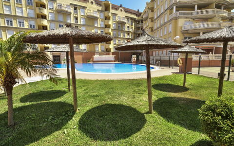 Jardines del Montgo: Acqua, Costruzione, Pianta, Proprietà, Finestra, Cielo, Piscina, Shade, Albero, Casa