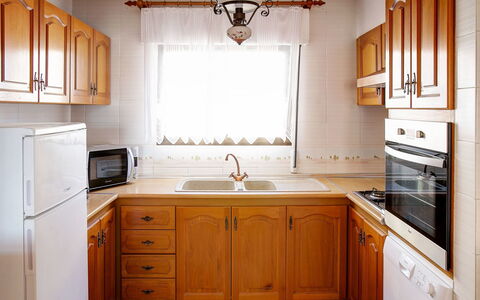 Somnium Mare: Controsoffitto, Cabinetry, Mobilia, Camera, Cucina, Proprietà, Pavimento, Lavello, Interior Design, Costruzione