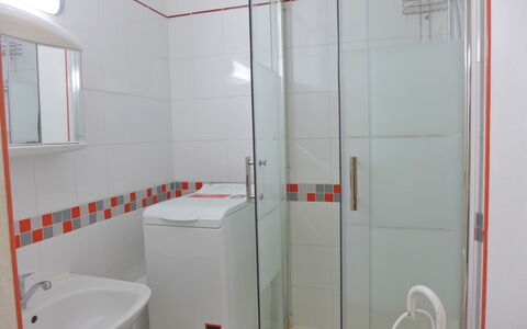 Hego Alde: Bagno, Camera, Proprietà, Architettura, Idraulico Fixture, Piastrella, Immobiliare, Casa, Porta, Bicchiere