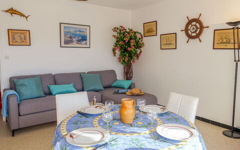Le Lavandou 330: Tavolo, Cornice, Proprietà, Mobilia, Azzurro, Blu, Divano, Tessile, Interior Design, Vaso Di Fiori
