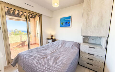 Arius: Letto, Camera Da Letto, Mobilia, Bedding, Lenzuolo, Interior Design, Legna, Pavimento, Camera, Pavimentazione