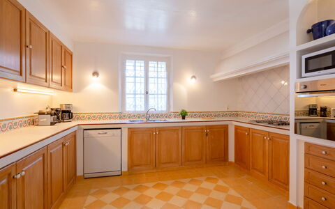 Villa Cyrnos: Cabinetry, Controsoffitto, Mobilia, Lavello, Lavandino Della Cucina, Cucina, Legna, Illuminazione, Finestra, Rubinetto