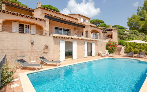 Villa la Sianne: Acqua, Pianta, Costruzione, Proprietà, Cielo, Nube, Azzurro, Finestra, Piscina, Albero
