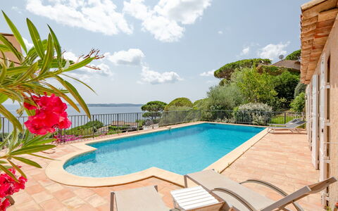 Villa la Sianne: Acqua, Nube, Cielo, Pianta, Piscina, Azzurro, Costruzione, Albero, Architettura, Mobili Da Esterno