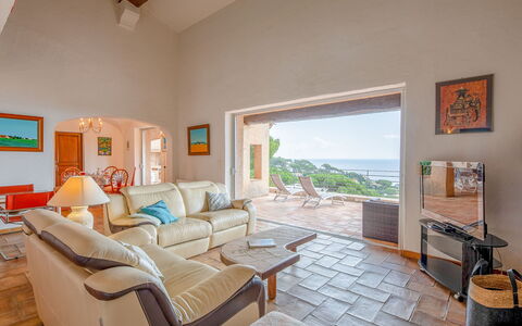 Villa la Sianne: Cornice, Proprietà, Mobilia, Tavolo, Divano, Legna, Costruzione, Pianta, Interior Design, Soggiorno