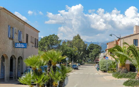 St Cyprien Plage: Nube, Cielo, Pianta, Costruzione, Finestra, Albero, Arecales, Urban Design, Casa, Zona Residenziale