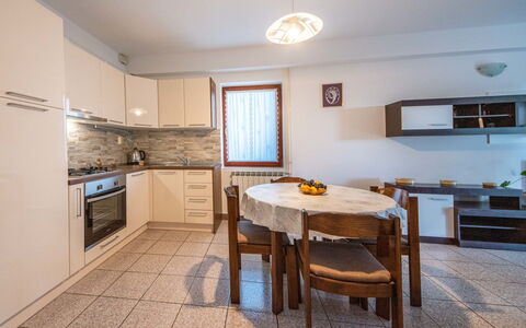 Opatija Ičići 106: Tavolo, Mobilia, Cabinetry, Controsoffitto, Legna, Sedia, Finestra, Cucina, Interior Design, Pavimentazione