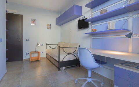 Serra: Camera, Proprietà, Mobilia, Costruzione, Interior Design, Pavimento, Viola, Parete, Soffitto