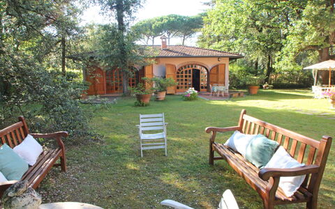 Residenza Marechiaro: Pianta, Costruzione, Mobilia, Albero, Botanica, Erba, Mobili Da Esterno, Sedia, Finestra, Villetta