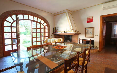 Residenza Marechiaro: Tavolo, Mobilia, Proprietà, Cornice, Sedia, Legna, Costruzione, Interior Design, Finestra, Divano