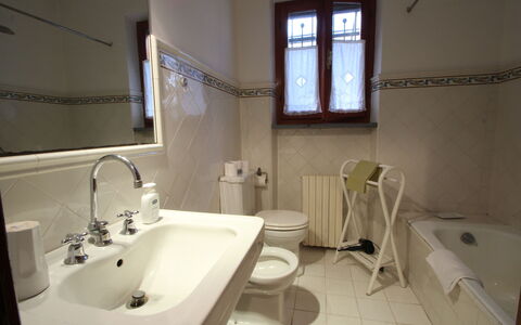Residenza Marechiaro: Specchio, Rubinetto, Lavello, Proprietà, Idraulico Fixture, Lavandino Del Bagno, Finestra, Bagno, Interior Design