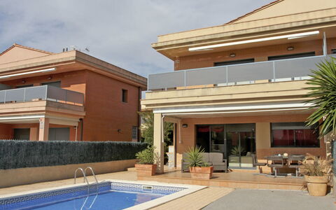 Rosa: Mobilia, Proprietà, Cabinetry, Comfort, Finestra, Costruzione, Specchio, Legna, Telaio Del Letto, Letto