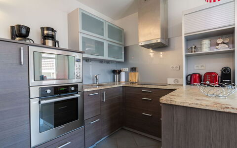 Villa Symphonie: Cabinetry, Controsoffitto, Proprietà, Mobilia, Costruzione, Cassetto, Cucina, Elettrodomestico Da Cucina, Cucina Stufa, Elettrodomestico