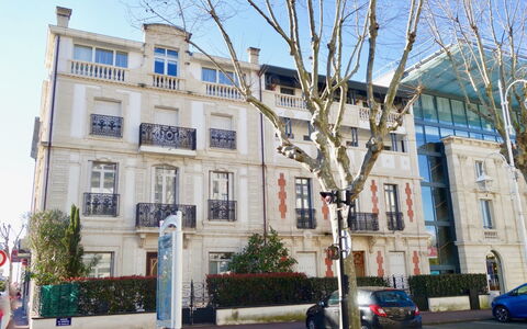 Villa Symphonie: Albero, Proprietà, Costruzione, Quartiere, Zona Residenziale, Cittadina, Architettura, Punto Di Riferimento, Casa, Facciata
