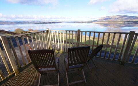 Loch Leven Lodge: Nube, Cielo, Acqua, Proprietà, Giorno, Mobilia, Natura, Recinzione, Sedia, Legna