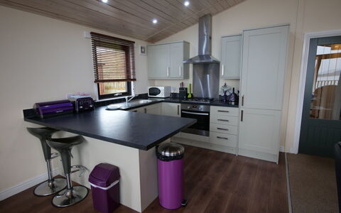 Loch Leven Lodge: Cabinetry, Mobilia, Controsoffitto, Tavolo, Cucina, Elettrodomestico, Sedia, Elettrodomestico Da Cucina, Legna, Interior Design