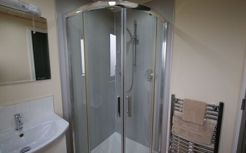 Loch Leven Lodge: Specchio, Proprietà, Idraulico Fixture, Lavello, Doccia Porta, Bagno, Costruzione, Rubinetto, Doccia