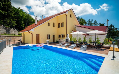 Sveti Juraj 801: Nube, Cielo, Acqua, Pianta, Costruzione, Proprietà, Piscina, Blu, Albero, Azzurro
