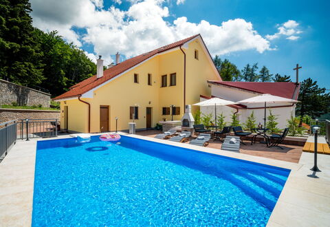 Sveti Juraj 801: Nube, Cielo, Acqua, Pianta, Costruzione, Proprietà, Piscina, Blu, Albero, Azzurro