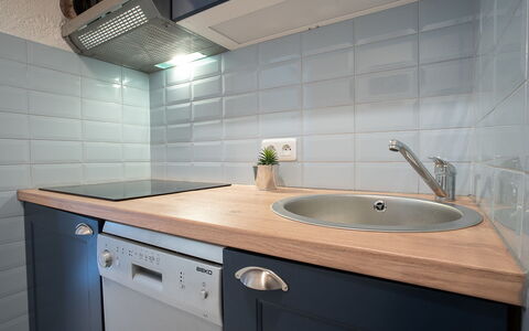 Saint-Raphaël 276: Cabinetry, Controsoffitto, Rubinetto, Lavello, Proprietà, Lavandino Della Cucina, Idraulico Fixture, Legna, Costruzione, Cucina