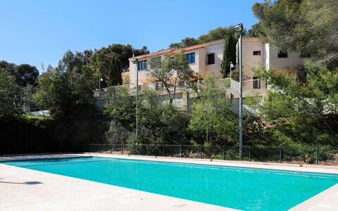 Saint-Raphaël 276: Acqua, Cielo, Pianta, Proprietà, Piscina, Azzurro, Costruzione, Albero, Shade, Rettangolo
