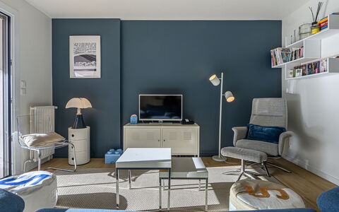 Carnac 100: Mobilia, Interior Design, Pavimentazione, Pavimento, Sedia, Illuminazione, Camera, Soggiorno, Soffitto, Cornice