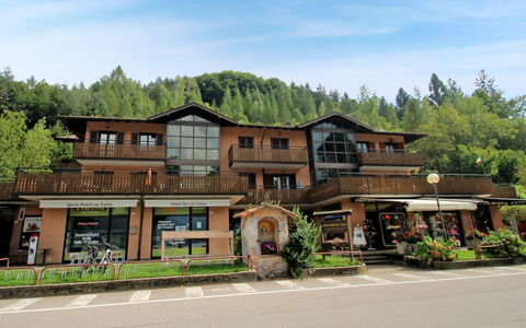 Lago di Ledro 120: Pianta, Cielo, Costruzione, Nube, Finestra, Albero, Casa, Villetta, Urban Design, Facciata