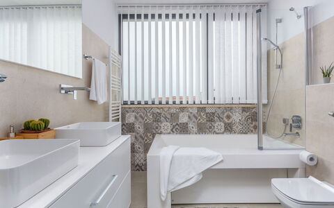 Paolo: Interior Design, Idraulico Fixture, Bagno, Lavello, Pavimentazione, Parete, Lavandino Del Bagno, Pavimento, Controsoffitto, Rubinetto