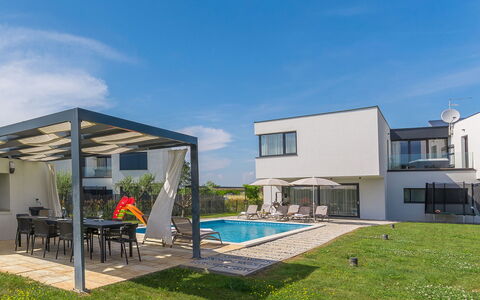 Paolo: Zona Residenziale, Casa, Shade, Estate, Giardino, Landscaping, Piscina, Tempo Libero, Cortile, Villa
