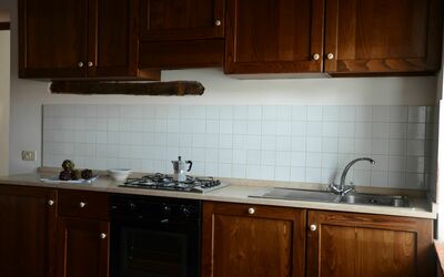 Borgo: Controsoffitto, Cabinetry, Cucina, Camera, Mobilia, Proprietà, Lavello, Piastrella, Illuminazione, Color Legno