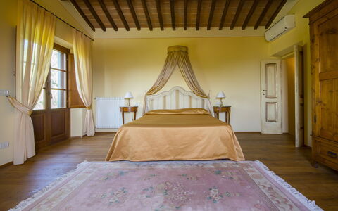 Villa Il Sasso: Camera Da Letto, Camera, Proprietà, Letto, Mobilia, Giallo, Lenzuolo, Interior Design, Soffitto, Casa