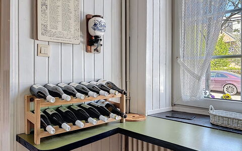 Moselhäuschen: Bottiglia, Cucina, Color Legno, Bottiglia Di Vino, Bottiglia Di Vetro, Cabinetry, Controsoffitto, Latifoglie