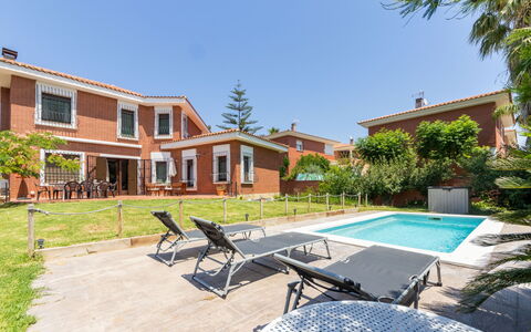 Casa Alexandra: Pianta, Costruzione, Cielo, Finestra, Tavolo, Albero, Shade, Mobili Da Esterno, Piscina, Casa
